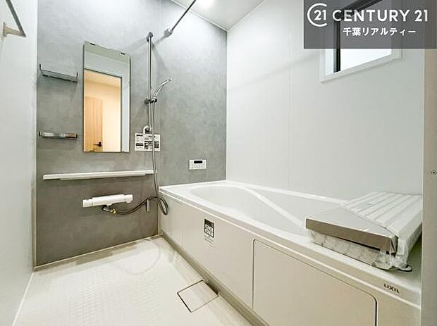 落ち着きある大人の雰囲気のバスルームは、味が出ていてバスタイムが充実!お仕事頑張っているご褒美にお好みの匂いの入浴剤を入れて、楽しんでみてはいかがでしょうか?