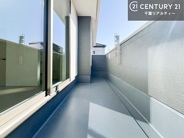 広々としたバルコニーで一日の始まりをスタート!お洗濯ものをたっぷり気持ちよく干せます!