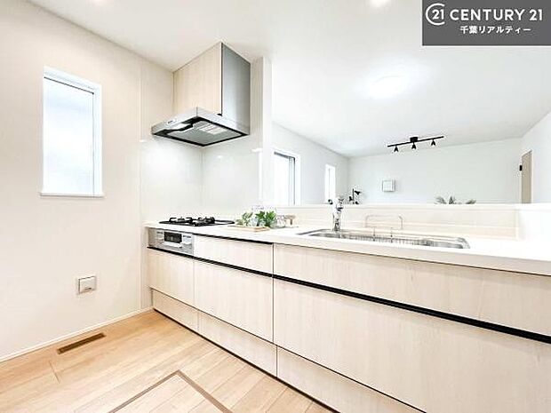 大人気の対面式システムキッチンを採用しています!ご家族のコミュニケーションが自然と増える設計です。お子様にも目が届くので嬉しいですね!広々使えて快適で作業が進みます。