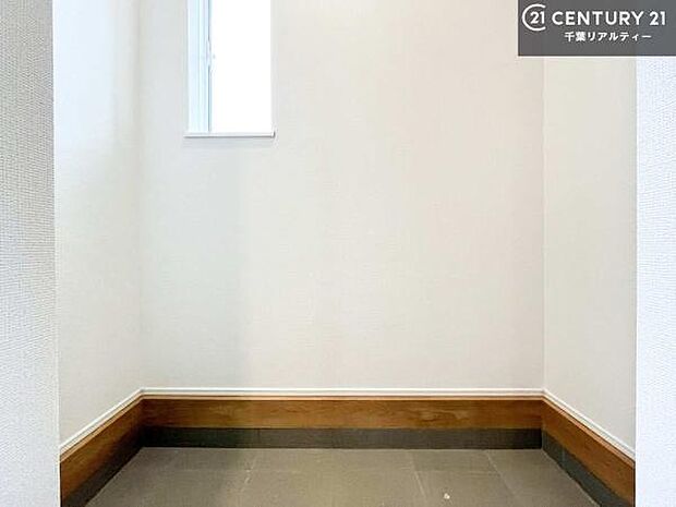 シューズインクローク付きです!シューズだけでなくベビーカーや折り畳み自転車、アウトドア用品もスッキリと片付けられます!