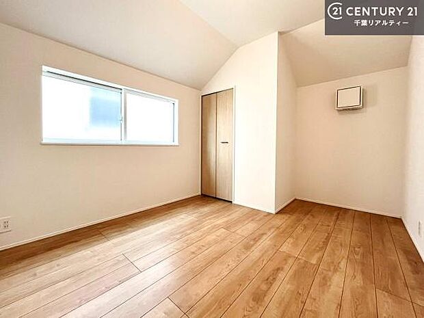 明るい室内は、風通しも良く、明るく大変居心地の良い空間となっております。リラックスして過ごせる心地の良いお部屋です!朝の目覚めがスッキリしますね!