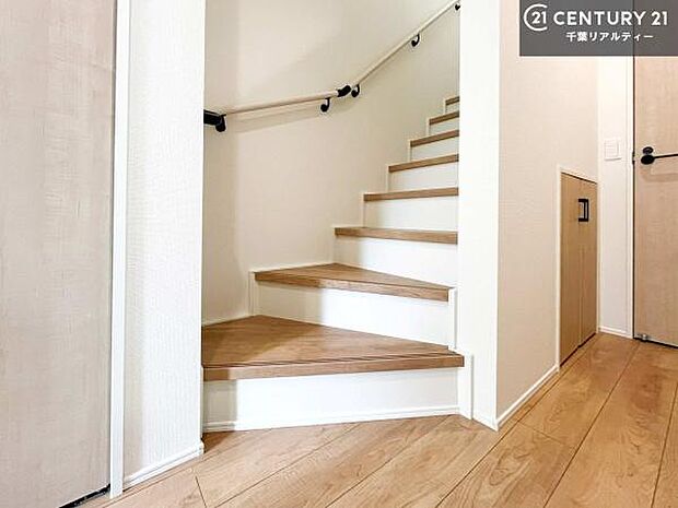 階段は明るく手摺りもついています!お子様やご年配の方も安心してご利用頂けますね!