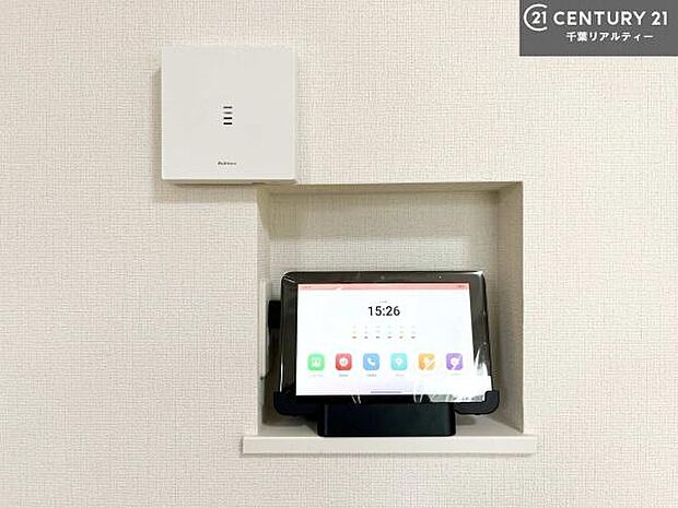 TVモニター付インターフォンを完備。来訪者の顔を確認してから対応できるため、防犯面にも配慮された安心の設備です。