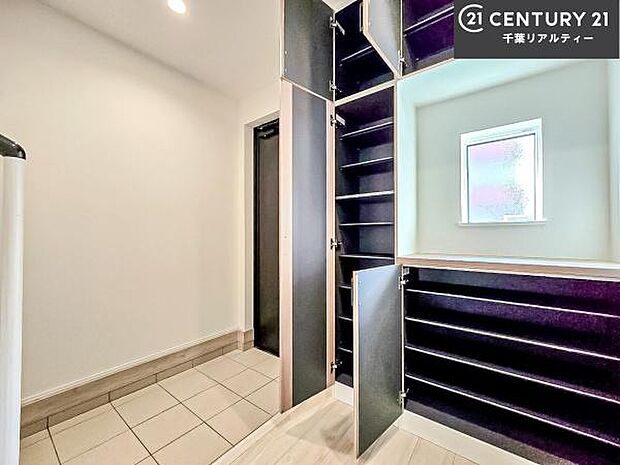 シューズボックス付き。玄関が片付きお掃除がしやすいです！スッキリした玄関で戸を開けた瞬間、清潔感のある心地いい空間が出迎えてくれます。