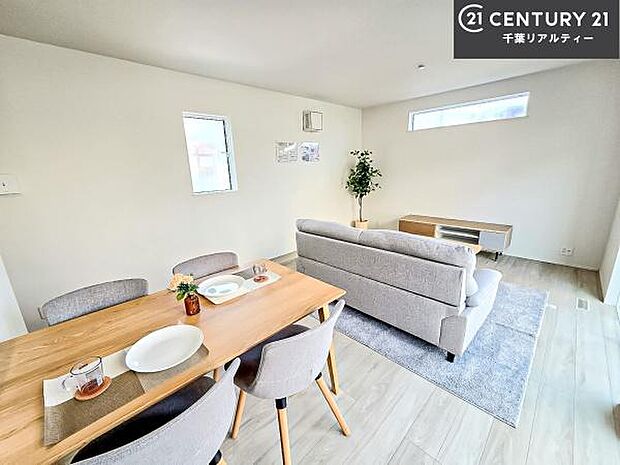 大きな窓からたっぷりの陽ざしが入る明るいリビング。開放感のあるリビングで家族団らんのくつろぎの時間を過ごせます！