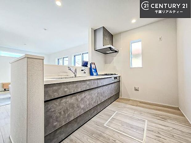 大人気の対面式システムキッチンを採用しています！ご家族のコミュニケーションが自然と増える設計です。お子様にも目が届くので嬉しいですね！広々使えて快適で作業が進みます。