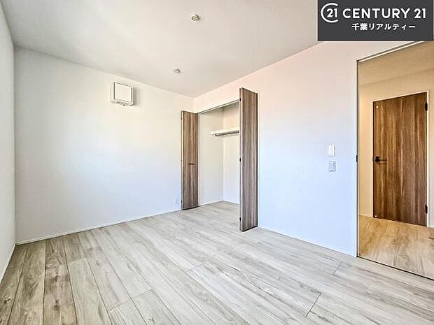 明るく温もりがあり、換気もしっかりできます！朝起きて、背伸びをしつつ深呼吸をし良い朝を迎え入れることが出来そうですね！