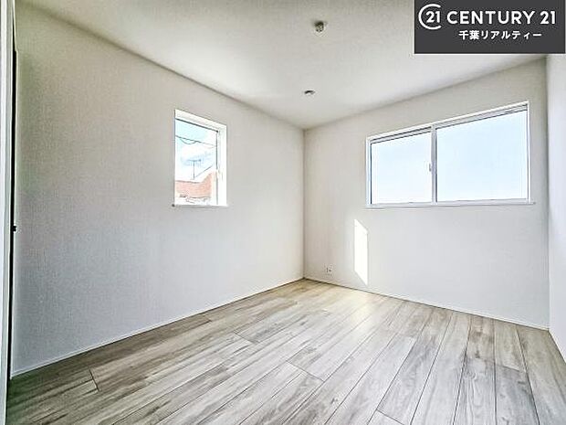 掃き出し窓がないお部屋は、お子様のお部屋としても安心です！収納スペースも充実しているので散らかったお部屋をサッと片付けられます！