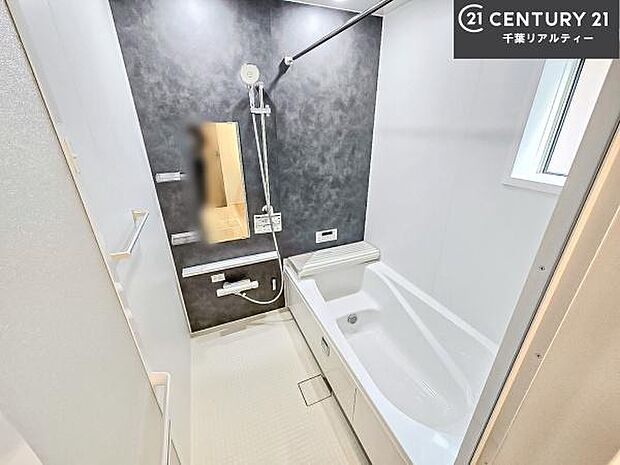 落ち着きある大人の雰囲気のバスルームは、味が出ていてバスタイムが充実！お仕事頑張っているご褒美にお好みの匂いの入浴剤を入れて、楽しんでみてはいかがでしょうか？