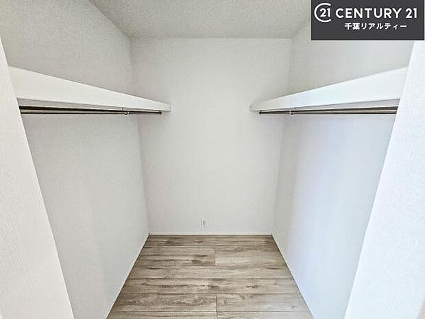 ウォークインクローゼット付きです。たくさんのお洋服などを収納しておけそうですね！他にも扇風機や加湿器など季節物の大きな家電も収納できます！