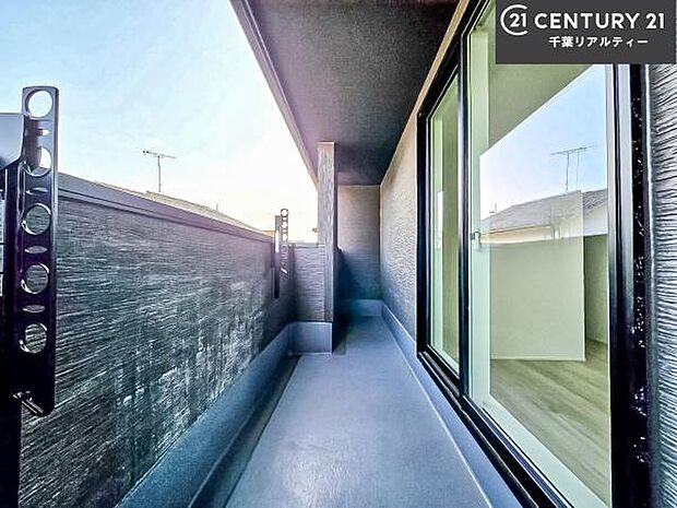 陽当たりの良いバルコニーで、お洗濯物もよく乾きそうですね！お天気の良い日にはバルコニーへ出てリフレッシュするのも気持ちよさそうです。