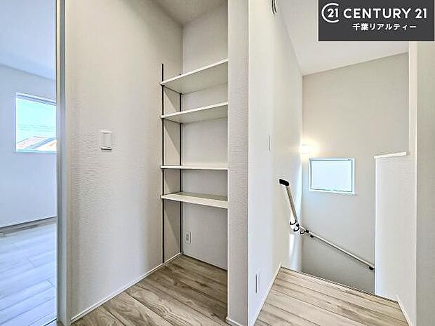 階段は明るく手摺りもついています！お子様やご年配の方も安心してご利用頂けますね！