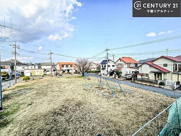 晴れた日には青い空を見渡せる開放的な時間を楽しめます。気持ちの良い風が通り抜ける街並みです！