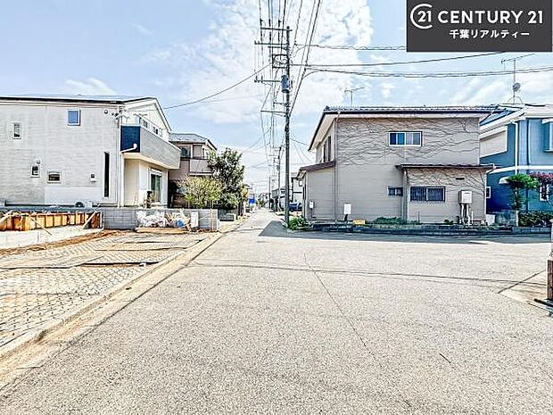 前面道路6.6ｍ！陽当り良好な立地です。車庫入れが苦手な方も安心ですね。