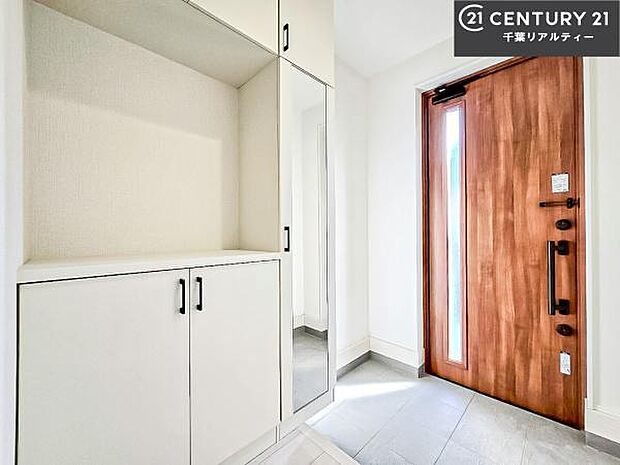 疲れて帰ってきても、ただいま！を言いたくなる、優しく迎え入れてくれる空間になっています。明るく温もり溢れる玄関です！