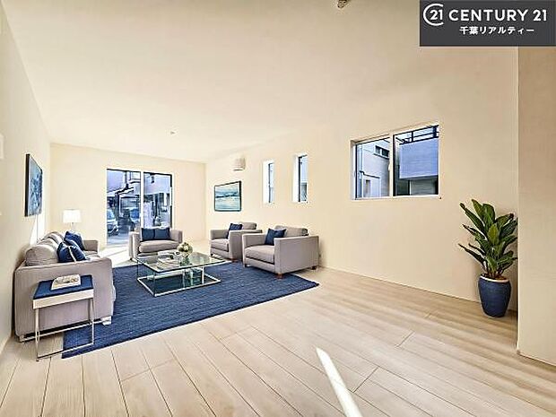 家具はCGパースです。心地良いリビングは家族が自然と集まります。家族団欒の時間が増えそうです。ご家族と、より一層充実した時間を過ごせそうですね。明るく開放的な空間です。