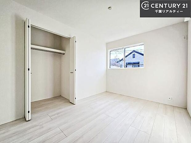 優しい光が差し込む洋室は、朝の目覚めも気持ちが良さそうですね。おうち時間もゆったりと過ごすことができます。優しい色合いのフローリングがどんな家具にもマッチします！