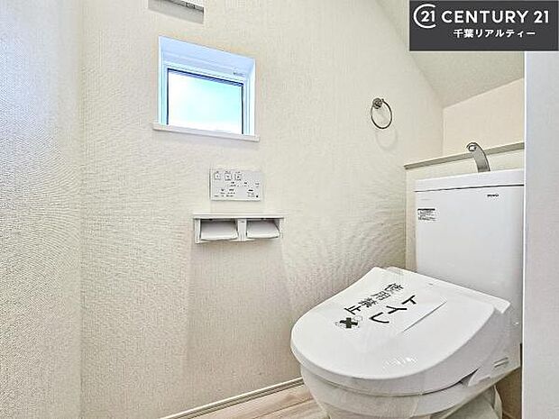 1・2階にトイレがございます！朝の忙しい時間帯も待たずにすみそうですね。白を基調とした清潔感のあるトイレでお手入れがしやすいです！