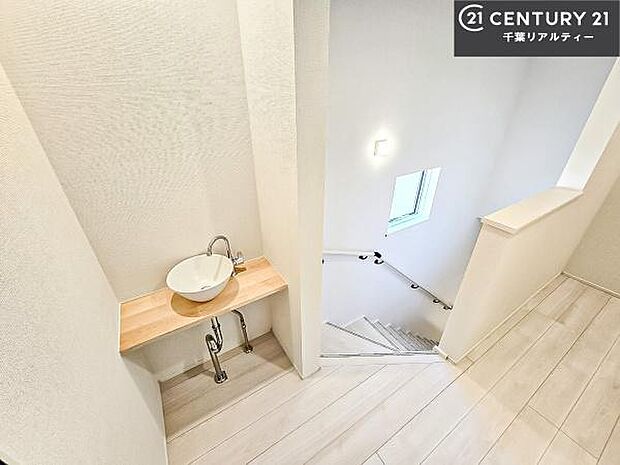 階段は明るく手摺りもついています。お子様やご年配の方も安心してご利用頂けますね。