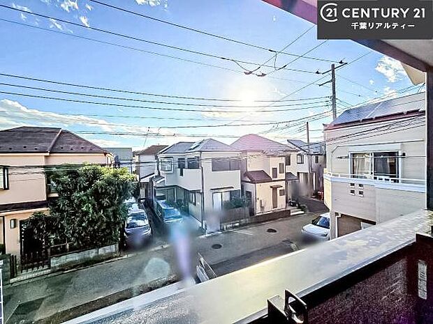 落ち着きある住宅街です！周囲には高い建物がなく、空が広く開放感があり、陽当たりを大きく遮られることもありません！気持ちの良い風が通り抜ける街並みです！