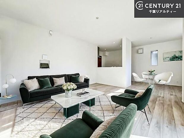 家具はCGパースです。大切な家族が集まるからこそLDKにはこだわりたい。子供たちが元気に笑いながら走り回っている姿を見た時が「広い家にして良かった」と思う瞬間です。