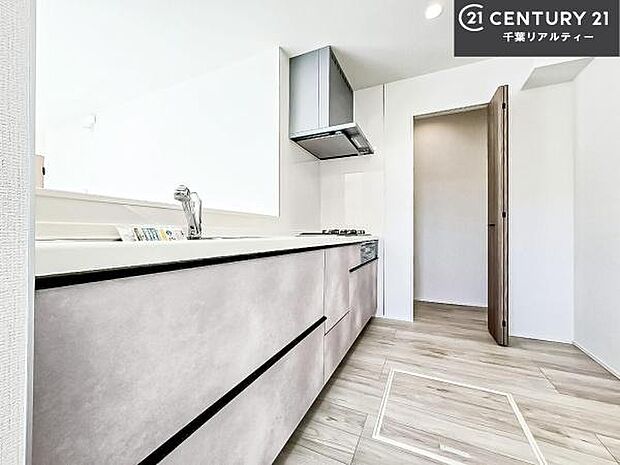 大人気の対面式システムキッチンを採用しています！ご家族のコミュニケーションが自然と増える設計です。お子様にも目が届くので嬉しいですね。広々使えて快適に作業が進みます。