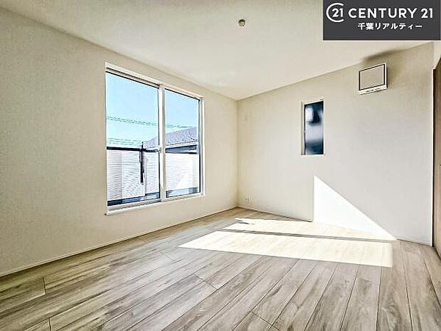 バルコニーに面している洋室です。明るく温もりがあり、換気もしっかりできます！朝起きて、外に出て背伸びをしつつ深呼吸をし良い朝を迎え入れることができます。