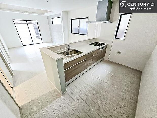 大人気の対面式システムキッチンを採用しています！ご家族のコミュニケーションが自然と増える設計です。お子様にも目が届くので嬉しいですね。収納力もあります！