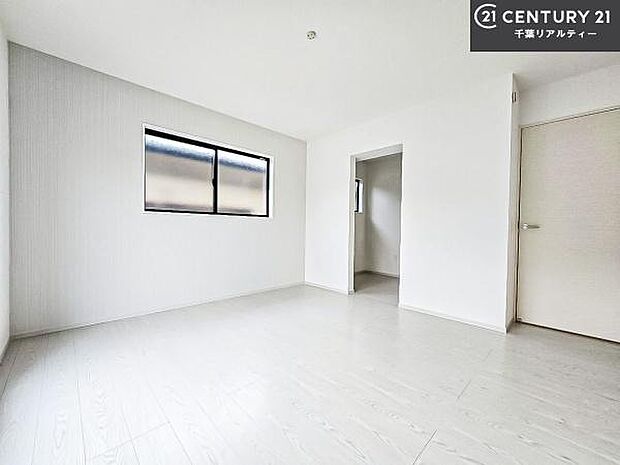 優しい光が差し込む洋室は、朝の目覚めも気持ちが良さそうですね。おうち時間もゆったりと過ごすことができます。優しい色合いのフローリングがどんな家具にもマッチします！