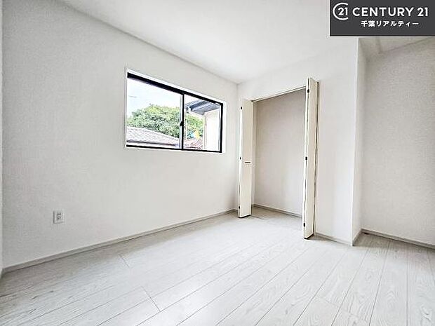 掃き出し窓がないお部屋は、お子様のお部屋としても安心です！収納スペースも充実しているので散らかったお部屋をサッと片付けられます！