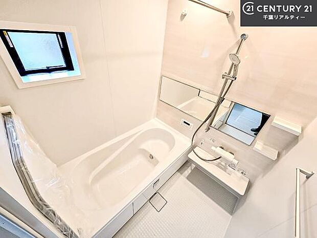 広々バスで一日の疲れをリフレッシュ。足が伸ばせるので、浴槽にもゆったりと浸かれますね！毎日のバスタイムが楽しみになります。