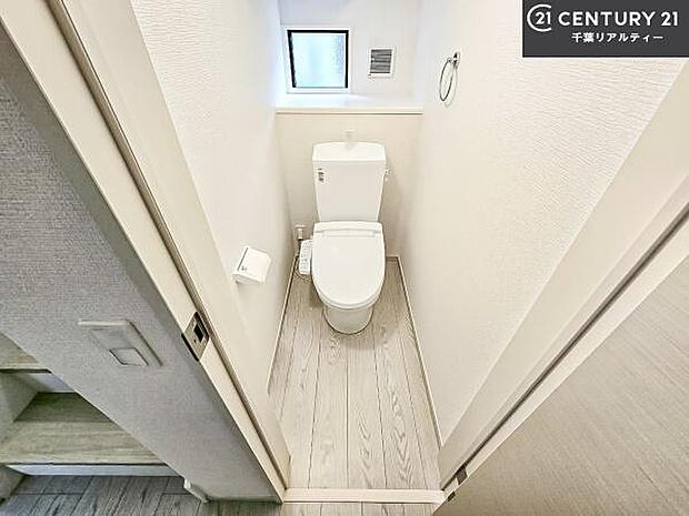 1・2階にトイレがございます！朝の忙しい時間帯も待たずにすみそうですね。白を基調とした清潔感のあるトイレでお手入れがしやすいです！