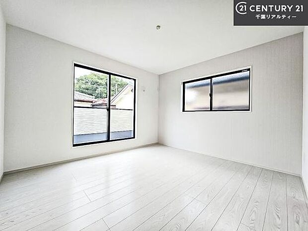 バルコニーに面している洋室です。明るく温もりがあり、換気もしっかりできます！朝起きて、外に出て背伸びをしつつ深呼吸をし良い朝を迎え入れることが出来そうですね！