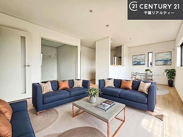 家具はCGパースです。開放感のある広々LDK！ソファーやダイニングテーブルを置いても窮屈にならないので快適に過ごせます！コミュニケーションが取りやすいリビングです！