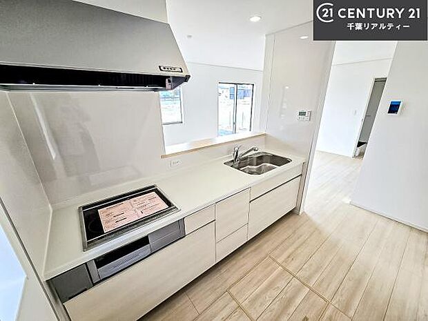 ゆとりある調理スペースで作業がしやすい快適なキッチンです！お子様と一緒にお菓子造りも楽しめる広々スペースです。楽しい調理時間になりそうですね！