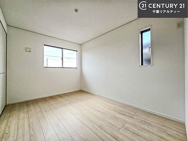 掃き出し窓がないお部屋は、お子様のお部屋としても安心です！収納スペースも充実しているので散らかったお部屋をサッと片付けられます！