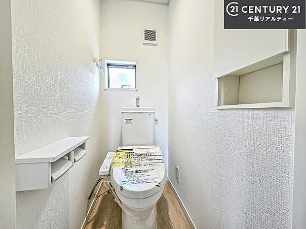 1・2階にトイレがございます!朝の忙しい時間帯も待たずにすみそうですね。白を基調とした清潔感のあるトイレでお手入れがしやすいです!