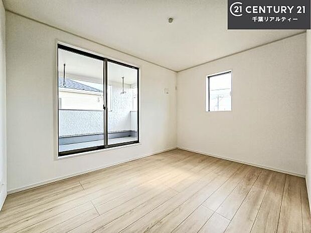 バルコニーに面している洋室です。明るく温もりがあり、換気もしっかりできます！