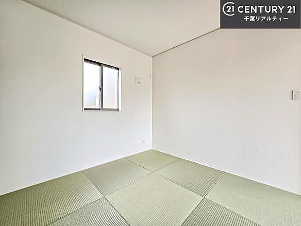 タタミの香りが安らぎを与える、リラックス空間。窓も大きく開放感のある和室となっております。日本人の心感じる「和」の空間。