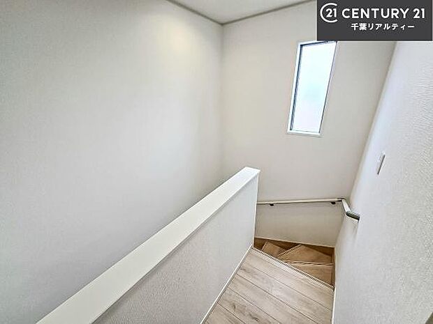 階段は明るく手摺りもついています！お子様やご年配の方も安心してご利用頂けますね！