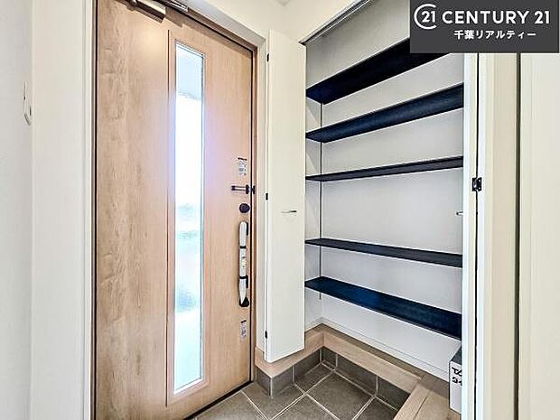 シューズボックス付き。玄関が片付きお掃除がしやすいです！スッキリした玄関で戸を開けた瞬間、清潔感のある心地いい空間が出迎えてくれます。