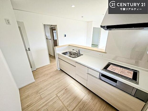 ゆとりある調理スペースで作業がしやすい快適なキッチンです！お子様と一緒にお菓子造りも楽しめる広々スペースです。楽しい調理時間になりそうですね！