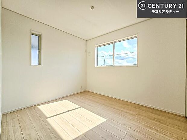 掃き出し窓がないお部屋は、お子様のお部屋としても安心です!収納スペースも充実しているので散らかったお部屋をサッと片付けられます!