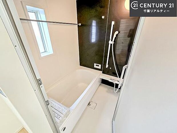 落ち着きある大人の雰囲気のバスルームは、味が出ていてバスタイムが充実！お仕事頑張っているご褒美にお好みの匂いの入浴剤を入れて、楽しんでみてはいかがでしょうか？