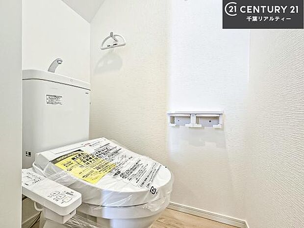 1・2階にトイレがございます!朝の忙しい時間帯も待たずにすみそうですね。白を基調とした清潔感のあるトイレでお手入れがしやすいです!