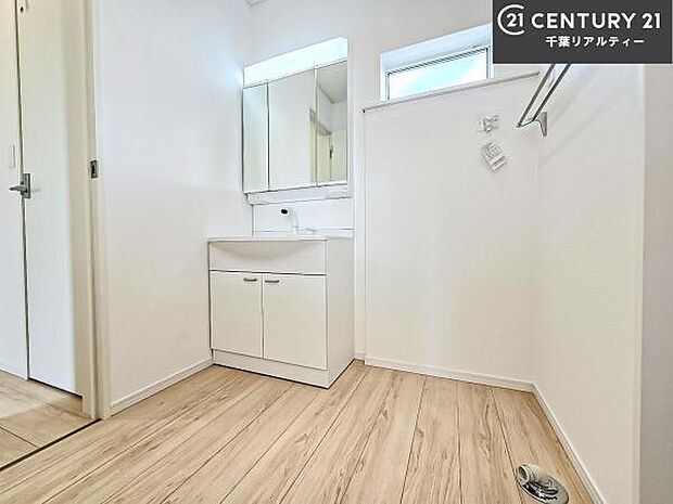 小窓付きの明るい洗面室です!湿気もすぐに入れ替えができて清潔に保つことができます!自然光が差し込むのでお化粧の仕上がりも良くなりますね!