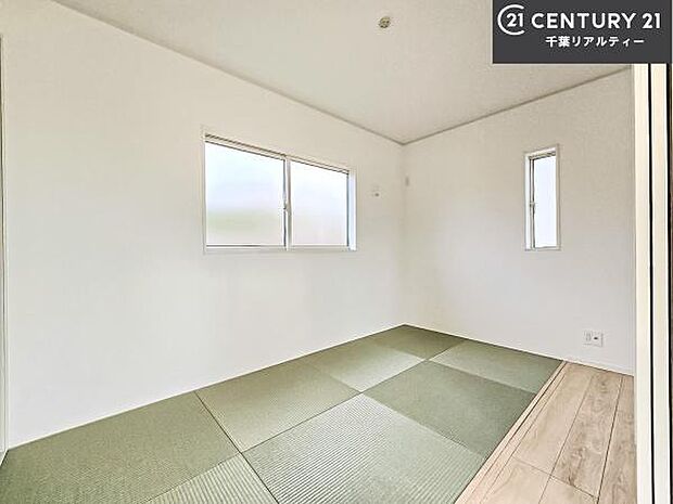 タタミの香りが安らぎを与える、リラックス空間。窓も大きく開放感のある和室となっております。日本人の心感じる「和」の空間。