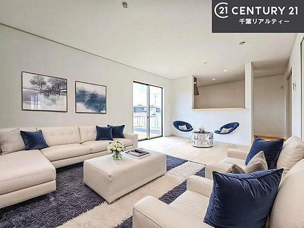 家具はCGパースです。心地良いリビングは家族が自然と集まります。家族団欒の時間が増えそうです。ご家族と、より一層充実した時間を過ごせそうですね。