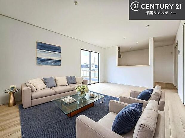 家具はCGパースです。開放感のある広々LDK！ソファーやダイニングテーブルを置いても窮屈にならないので快適に過ごせます！コミュニケーションが取りやすいリビングです！