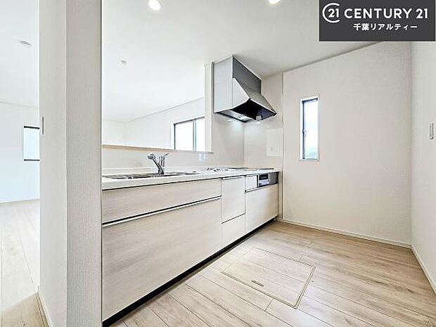 大人気の対面式システムキッチンを採用しています!ご家族のコミュニケーションが自然と増える設計です。お子様にも目が届くので嬉しいですね!広々使えて快適で作業が進みます。